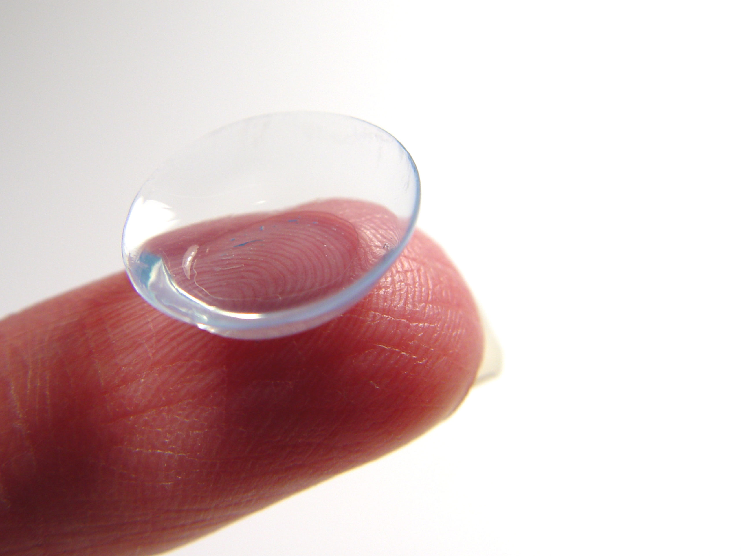 finger tip holding contact lens