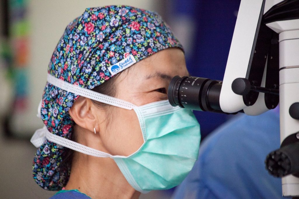 dr-kim-performing-eye-correction-surgery
