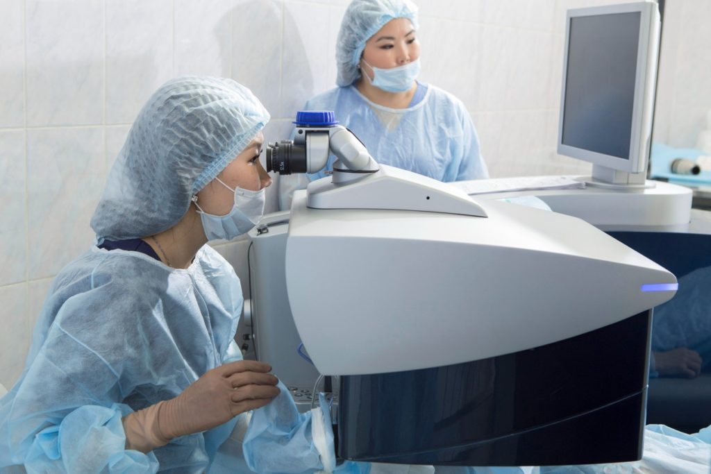 eye-doctor-performing-laser-surgery
